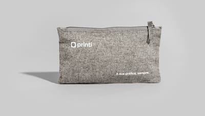 Necessaire personalizada Millie na cor cinza com zíper e logo da Printi.