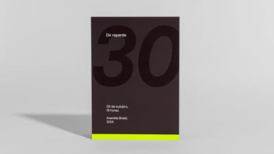 Convite de aniversário com o número 30 em destaque, preto com borda inferior verde.