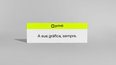 Cobre placa personalizado para carro nas cores branco e verde com logo e slogam da Printi.