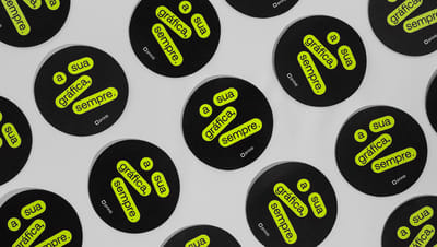 Mouse pad redondo personalizado com slogan da Printi na cor preto e verde.