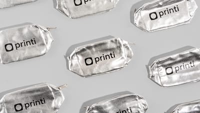 Necessaire personalizada Loren prateada com logomarca da Printi estampada.