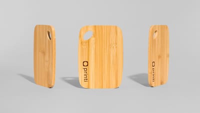 3 tábuas de bambu ecológica com logo da Printi, fotografadas em diferentes ângulos