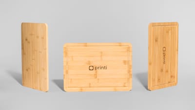 3 tábuas de bambu com canal coletor e logo da Printi, exibida em diferentes ângulos