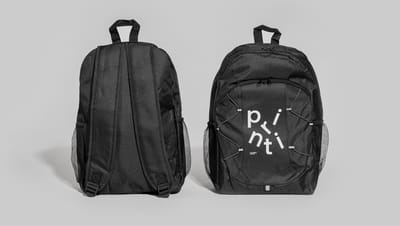 Mochila básica preta, frente e costa.