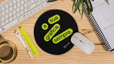 Mouse sobre mouse pad redondo personalizado com slogan da Printi na cor preto e verde.