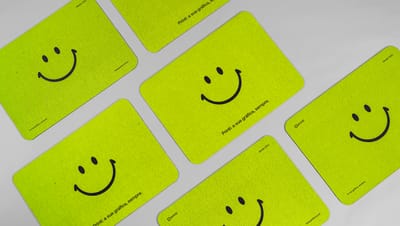 Várias unidades de Capachos personalizados na cor verde com slogam da Printi e Smile.