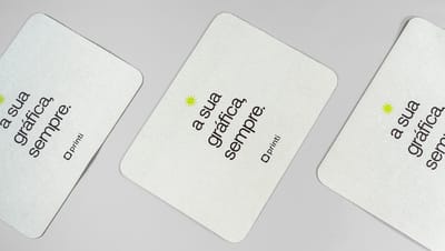 3 Tapetes personalizados da Printi com frase institucional, fotografados em diferentes ângulos