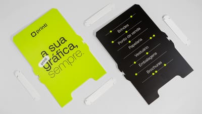 Cavaletes personalizados desmotados nas cores verde e preto com logo e slogam da Printi.