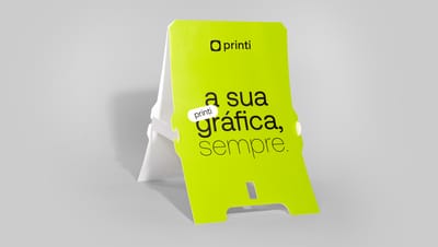 Cavalete personalizado verde com logo e slogam da Printi.
