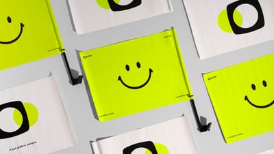 Bandeiras para carro personalizadas com estampa de smile em verde neon e logotipo da Printi
