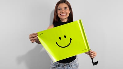 Mulher segurando bandeira para carro com estampa de smile em verde neon da Printi