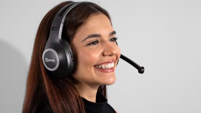Mulher usando fone de ouvido ajustável com logo da Printi