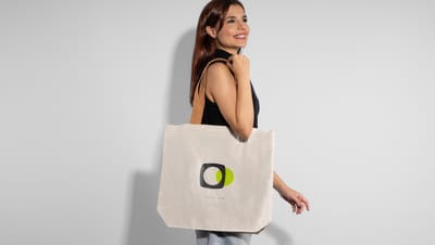 Mulher com Ecobag de algodão com alça cortiça no ombro