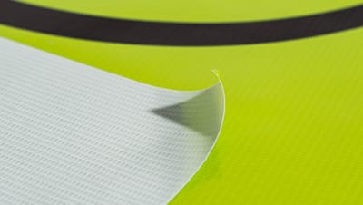 Parte de trás da lona backlight em fundo verde com listra preta