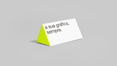 Embalagem triangular nas cores branco e verde, com slogam da Printi.