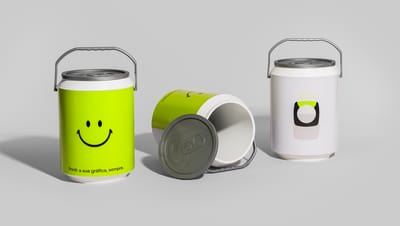 Três unidades de cooler personalizado, nas cores verde e branco.