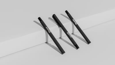 Três canetas de metal Alva Roller personalizadas.