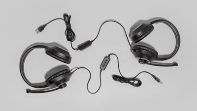 Dois fones de ouvido ajustáveis nas cores preto e cinza