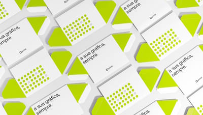 Embalagem triangular desmontada nas cores branco e verde, com slogam da Printi.
