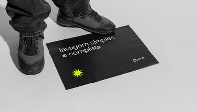 Pessoa pisando em tapete de papel personalizado na cor preta.