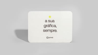 Tapete personalizado branco com a frase “a sua gráfica, sempre” e logo da Printi ao centro