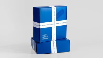Embalagem basculante roxa personalizada com acabamento em hot stamping dourado e design geométrico.