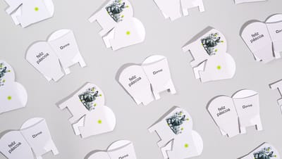 Embalagens cachepot desmontadas com arte de coelho e mensagem "Feliz Páscoa"