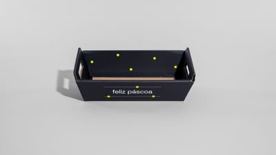 Embalagem cesta na cor preta, já montada e personalizada com a escrita dizendo feliz pascoa
