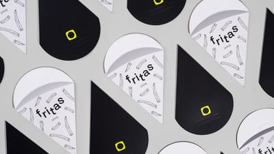 Embalagens cone personalizadas com estampa de batatas fritas e logotipo Printi dispostas em padrão repetitivo, com variações em preto e branco