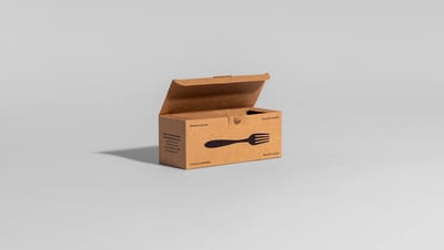 Embalagem para delivery personalizada em papel kraft com ilustração de talher e design funcional.