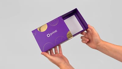 Embalagem personalizada tipo gaveta roxa com detalhes dourados sendo aberta, ideal para kits presenteáveis, produtos premium e experiências de unboxing.
