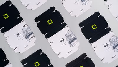 Várias embalagens de hambúrguer desmontadas nas cores branco e preto