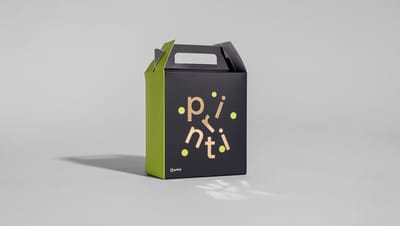 Embalagem maleta com a parte da frente na cor preta com o nome Printi e cinco formas redondas, com o lado lateral esquerdo da embalagem na cor verde