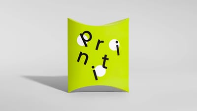 Embalagem almofada personalizada com formato curvo, fotografada fechada em fundo branco