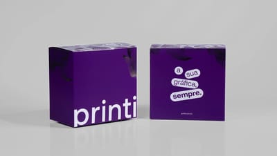 Caixa personalizada para embalagem de produtos com impressão da marca Printi em fundo roxo, utilizada para kits promocionais, brindes e apresentação de produtos.