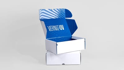 Embalagem para transporte com impressão interna em verniz UV azul e design geométrico.