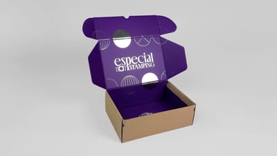 Embalagem personalizada para transporte com impressão interna e acabamento especial hot stamping, ideal para e-commerce e envio de produtos.