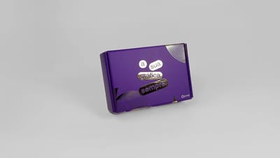 Caixa de embalagem personalizada para transporte de produtos com design roxo e acabamento premium, ideal para e-commerce e envio de pedidos.
