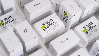 Embalagem para correios em verniz personalizada.