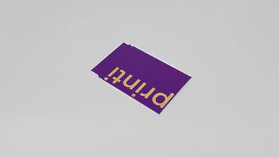 Envelope de segurança personalizado branco, fotografado em fundo branco, com fechamento adesivo e área impressa para envio
