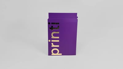 Envelope de segurança para cartão personalizado na cor roxa com detalhe metalizado dourado da Printi e fechamento adesivo, ideal para proteger cartões, documentos ou brindes em envios e ações promocionais.