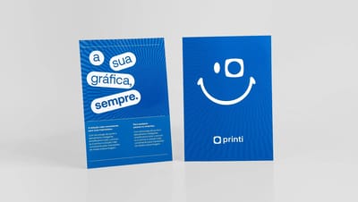 Frente e verso de flyer azul personalizado com frase institucional e estampa de smile estilizada.