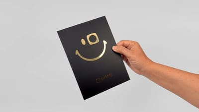 Flyer personalizado com impressão premium e hot stamping dourado, material gráfico utilizado para divulgação de eventos, produtos e campanhas promocionais.