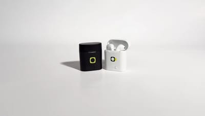 Fones de ouvido Wireless personalizados na cor branca e na cor preta.