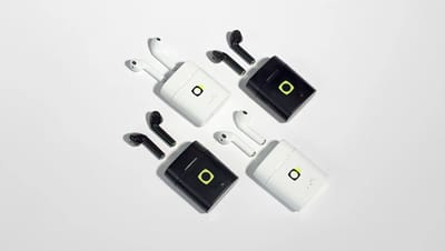 Fones de ouvido Wireless personalizados na cor branca e na cor preta.