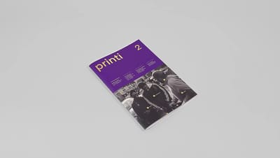 Revista personalizada roxa com fotografia em preto e branco na capa e logotipo Printi em destaque.
