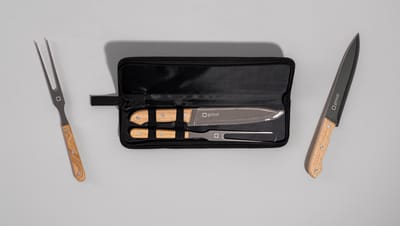 Kit Churrasco Cubat completo com faca, garfo e estojo personalizado da Printi sobre fundo cinza