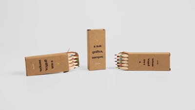 Lápis de cor em embalagem de papel kraft personalizada com logotipo Printi e design sustentável