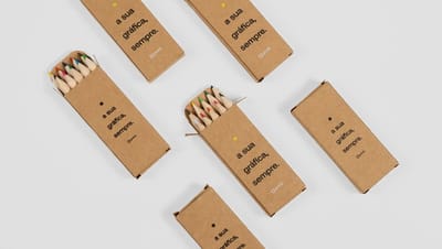 Lápis de cor personalizados em embalagem kraft com impressão da marca, ideais para brindes corporativos, kits escolares e ações promocionais criativas.