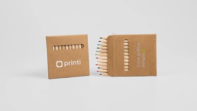 Lápis de Cor personalizado em embalagem de papel kraft com logotipo e slogan da Printi em layout sustentável e funcional.